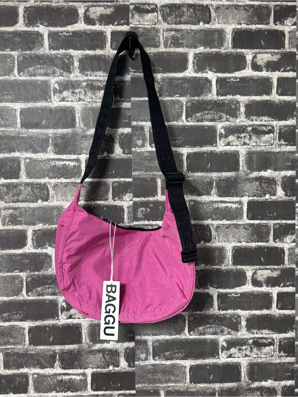 NWT Baggu MEDIUM NYLON CRESCENT BAG
Azalea Pink purse